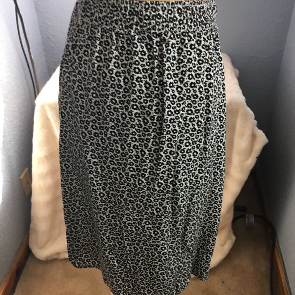 Divided Size 6 Skirt Tiny Flowers